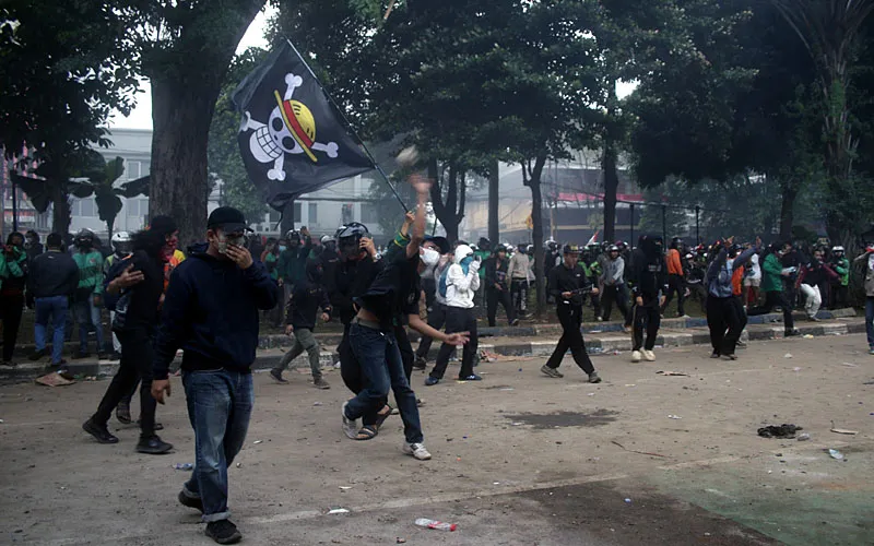 Aksi massa yang melakukan unjuk rasa di depan Markas Komando Brigade Mobil (Mako Brimob) di Kwitang, Senen, Jakarta Pusat, pada Jumat (29/8/2025) WIB terus memanas. Dari pagi hingga petang, para pendemo berteriak pembunuh. Robinsar Nainggolan