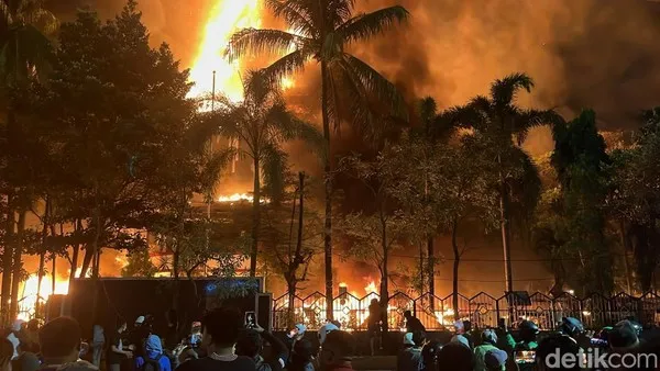 Foto: Kantor DPRD Makassar, Sulawesi Selatan (Sulsel), terbakar. (Sahrul Alim/detikSulsel)