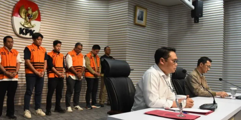 KPK Mengumumkan tersangka OTT kasus suap RSUD Kolaka Timur, Sabtu (9/12/2025). (Detik)
