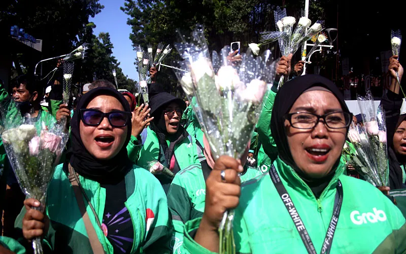 Para pengemudi ojek online (ojol) akan membagikan 2 ribu bunga mawar kepada pengguna jalan dan kwpada wartawan di kawasan Monas, Jakarta Pusat pada Selasa (2/9) siang. Mereka ingin meredam kerusuhan berujung aksi anarkistis yang belakangan terjadi. Robinsar Nainggolan