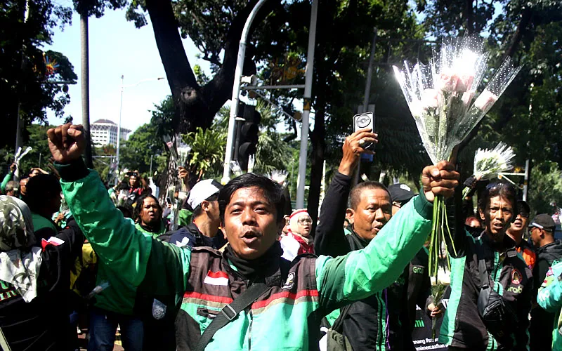 Para pengemudi ojek online (ojol) akan membagikan 2 ribu bunga mawar kepada pengguna jalan dan kwpada wartawan di kawasan Monas, Jakarta Pusat pada Selasa (2/9) siang. Mereka ingin meredam kerusuhan berujung aksi anarkistis yang belakangan terjadi. Robinsar Nainggolan