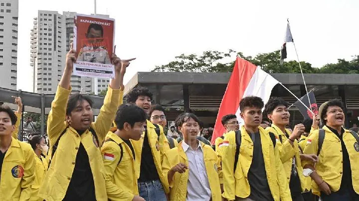 Mahasiswa yang tergabung dalam Badan Eksekutif Mahasiswa Seluruh Indonesia dan Badan Eksekutif Mahasiswa Universitas Indonesia melakukan aksi demonstrasi di depan Gedung Polda Metro Jaya, Jakarta, 29 Agustus 2025. Tempo/M Taufan Rengganis