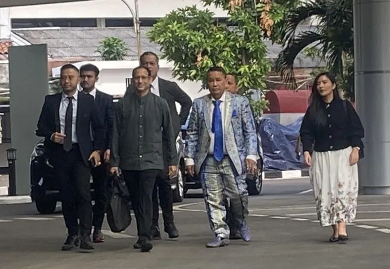Diperiksa Soal Korupsi Laptop, Nadiem Datangi Kejagung Ditemani Hotman. (Sindo)..