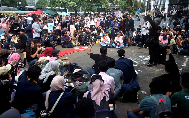 Aksi demonstrasi kembali terjadi pada hari ini, Jumat (5/9/2025). Aksi yang dilakukan para mahasiswa tersebut bertujuan untuk mengawal tuntutan 17+8 yang beberapa harus diselesaikan hari ini. Robinsar Nainggolan