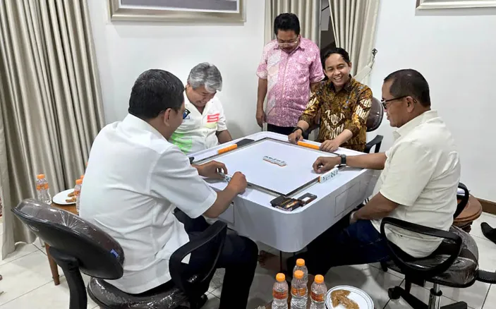 Menteri Kehutanan Raja Juli (mengenakan batik) yang juga Sekjen Partai Solidaritas Indonesia (PSI) ini tampak bermain domino dengan eks tersangka pembalakan hutan Azis Wellang (rambut putih). (Tempo)