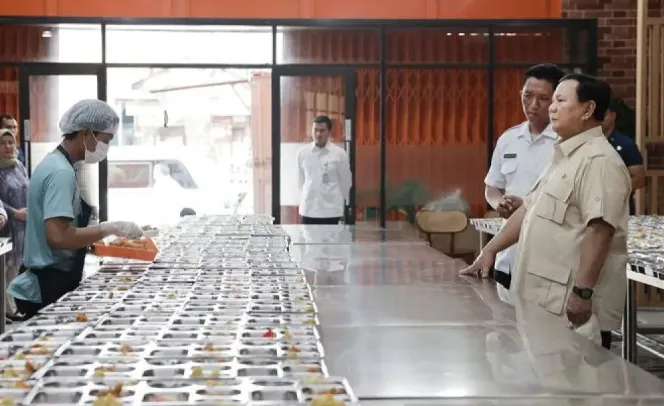 Presiden Prabowo Subianto (sidak) melakukan inspeksi mendadak ke dapur umum Makan Bergizi Gratis (MBG) di kawasan Rawamangun, Jakarta Timur, pada Senin (3/2/2025) pagi. (Antaranews)