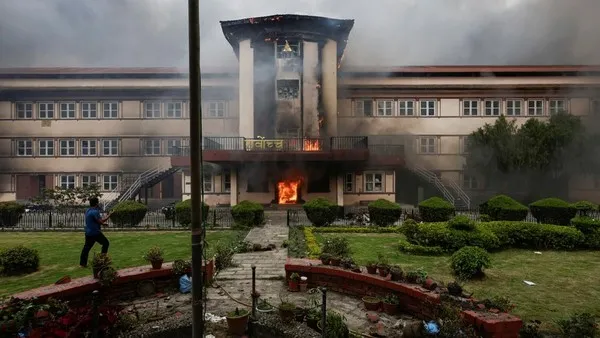 Parlemen Nepal yang dibakar massa (Foto: REUTERS/Navesh Chitrakar/