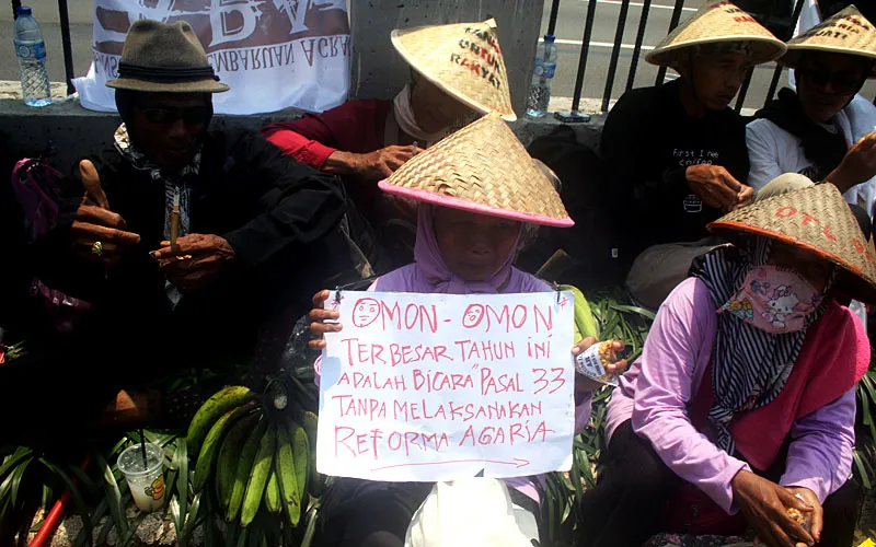 Massa yang terdiri dari aliansi serikat petani, serikat buruh, mahasiswa, dan organisasi masyarakat sipil menggelar aksi demonstrasi memperingati Hari Tani Nasional ke-65 di depan Gedung DPR RI, Senayan, Jakarta, Rabu (24/9/2025). Mereka membawa 24+9 masalah dan tuntutan, yakni 24 masalah struktural agraria dan 9 tuntutan kebijakan kepada pemerintah dan DPR RI, sebagai desakan agar negara segera menjalankan reforma agraria sejati.