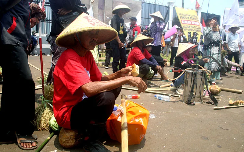 Massa yang terdiri dari aliansi serikat petani, serikat buruh, mahasiswa, dan organisasi masyarakat sipil menggelar aksi demonstrasi memperingati Hari Tani Nasional ke-65 di depan Gedung DPR RI, Senayan, Jakarta, Rabu (24/9/2025). Mereka membawa 24+9 masalah dan tuntutan, yakni 24 masalah struktural agraria dan 9 tuntutan kebijakan kepada pemerintah dan DPR RI, sebagai desakan agar negara segera menjalankan reforma agraria sejati.