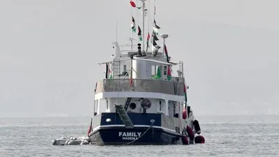 Italia mengirimkan kapal angkatan laut untuk membantu kapal bantuan kemanusiaan Jalur Gaza, Global Sumud Flotilla, yang diserang sejumlah drone kala melintas di perairan Yunani, Selasa (23/9) malam. (Foto: AFP/FETHI BELAID) /
