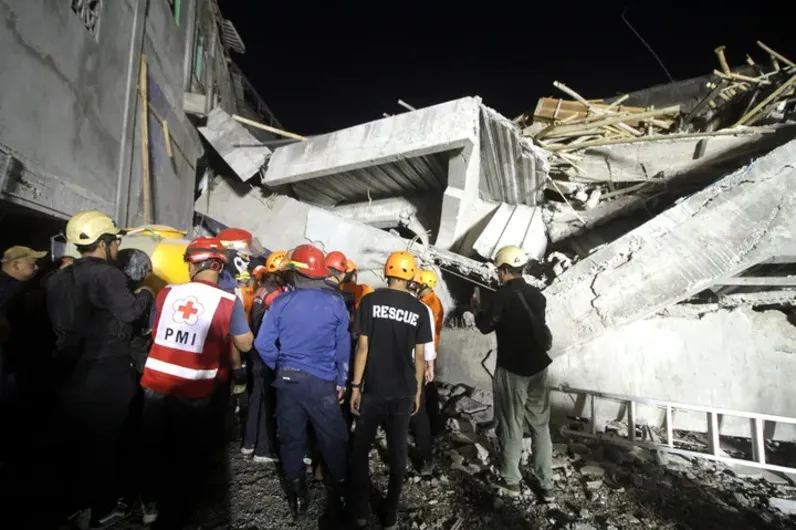 Sejumlah petugas gabungan bersiap mengevakuasi korban bangunan musala yang ambruk di Pondok Pesantren (Ponpes) Al Khoziny di Kecamatan Buduran, Sidoarjo, Jawa Timur, Senin (29/9/2025). Sejumlah santri terluka dan beberapa santri diduga masih terjebak di dalam reruntuhan bangunan. ANTARA FOTO/Umarul Faruq/nz /Umarul Faruq/ANTARA FOTO