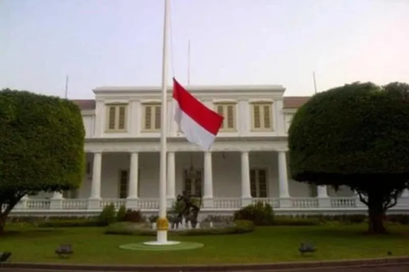Peringati Peristiwa G30S, Istana Kibarkan Bendera Setengah Tiang. (Sindonews).