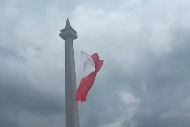 Bendera raksasa sobek saat gladi kotor HUT TNI (Dok.Tangkapan Tiktok)