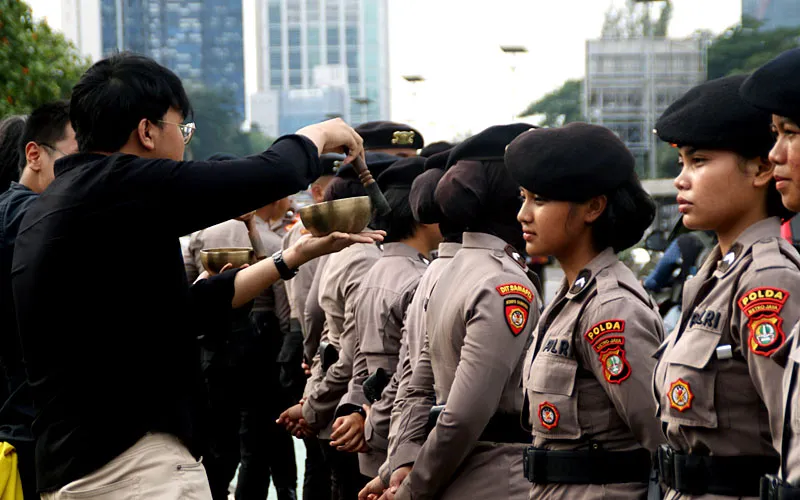 Badan Eksekutif Mahasiswa Universitas Indonesia (BEM UI) bersama Koalisi Rapat Dengar Pendapat Warga (RDPW) menyampaikan tiga tuntutan utama dalam aksi yang digelar di depan Gedung DPR/MPR RI, Jakarta Pusat, Senin (6/10/2025). Dalam tuntutan pertama, BEM UI mengecam tindakan represif aparat kepolisian terhadap massa aksi dan aktivis yang terjadi selama beberapa bulan terakhir. Robinsar Nainggolan