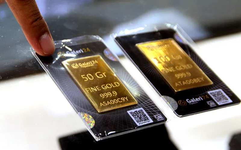 Harga emas Galeri24 dan UBS hari ini, Rabu, 8 Oktober 2025, di Pegadaian tercatat kembali naik dibandingkan perdagangan sebelumnya. Berdasarkan data Pegadaian, harga emas Galeri24 ukuran terkecil 0,5 gram saat ini dihargai Rp1.198.000 atau naik Rp14.000 dari harga sebelumnya. Untuk ukuran 1 gram dibanderol Rp2.284.000 atau naik Rp26.000 dari harga kemarin. Robinsar Nainggolan