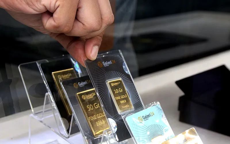 Harga emas Galeri24 dan UBS hari ini, Rabu, 8 Oktober 2025, di Pegadaian tercatat kembali naik dibandingkan perdagangan sebelumnya. Berdasarkan data Pegadaian, harga emas Galeri24 ukuran terkecil 0,5 gram saat ini dihargai Rp1.198.000 atau naik Rp14.000 dari harga sebelumnya. Untuk ukuran 1 gram dibanderol Rp2.284.000 atau naik Rp26.000 dari harga kemarin. Robinsar Nainggolan
