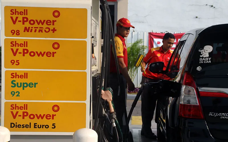 Ya, banyak pom bensin Shell di Indonesia sedang kekurangan stok bahan bakar jenis bensin (seperti Shell Super dan V-Power), sehingga hanya menjual solar (V-Power Diesel). Kondisi ini disebabkan oleh hambatan pasokan akibat pembatasan kuota impor. Robinsar Nainggolan