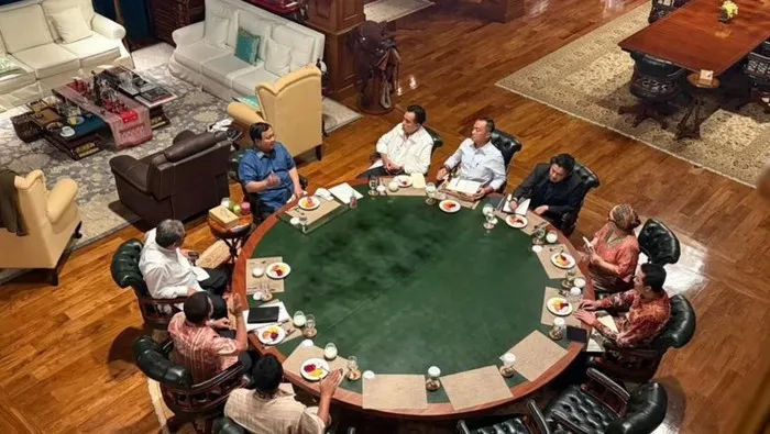 Presiden Prabowo Subianto bertemu Ketua MPR Ahmad Muzani, Menko Hukum, HAM, Imigrasi, dan Permasyarakatan (Imipas) Yusril Ihza Mahendra ke Hambalang, Sabtu malam (11/10/2025) (dok. IG @sekretariat.kabinet)  