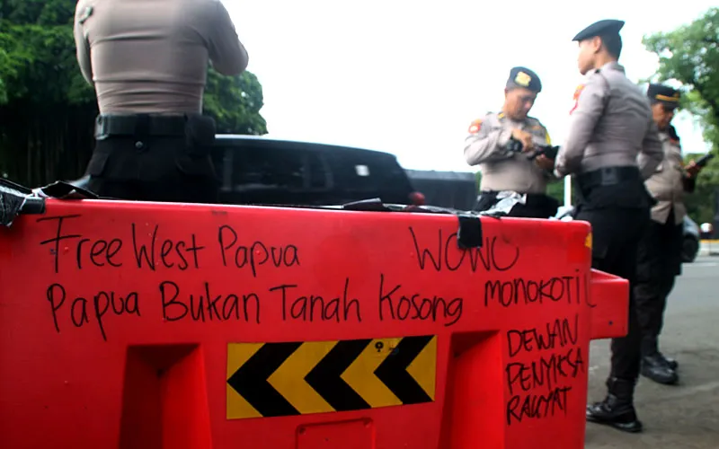 Sejumlah organisasi masyarakat sipil menilai satu tahun pemerintahan Prabowo Subianto–Gibran Rakabuming Raka ditandai dengan kemunduran demokrasi dan memburuknya penegakan hak asasi manusia (HAM) di Indonesia. Dalam catatan mereka, sepanjang Oktober 2024 hingga Oktober 2025, sedikitnya 269 penggiat HAM menjadi korban serangan dan intimidasi. Kekerasan terhadap jurnalis dan kriminalisasi warga. Robinsar Nainggolan