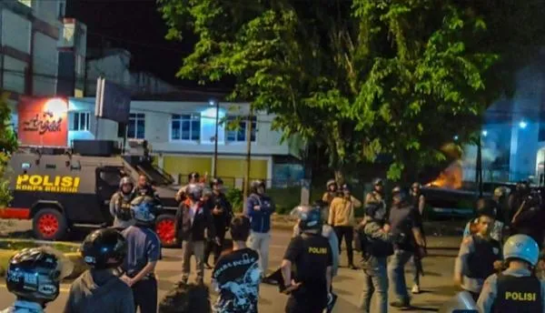 Kerusuhan Sorong, Polisi Tembakkan Gas Air Mata untuk Bubarkan Massa. (inews).