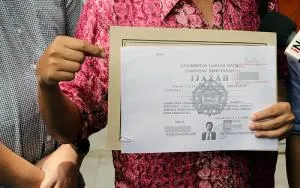 Ketika Selembar Ijazah Keliling Republik