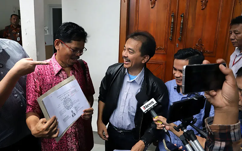 Pakar Telematika Roy Suryo (kanan) bersama Pengamat Kebijakan Publik Bonatua Silalahi (kiri) memperlihatkan salinan foto copy ijazah presiden ke-7 RI Joko Widodo yang dilegalisir ketika mendaftar sebagai capres pada Pemilu 2014 di Komisi Pemilihan Umum (KPU), Jakarta, Jumat (24/10/2025). Menurut Roy Suryo terdapat beberapa kejanggalan pada salinan ijazah tersebut. Robinsar Nainggolan