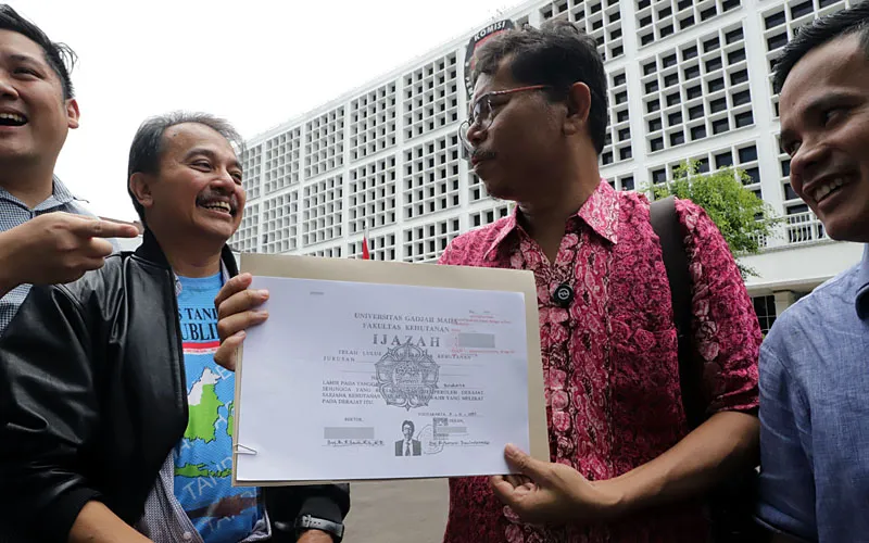 Pakar Telematika Roy Suryo (kanan) bersama Pengamat Kebijakan Publik Bonatua Silalahi (kiri) memperlihatkan salinan foto copy ijazah presiden ke-7 RI Joko Widodo yang dilegalisir ketika mendaftar sebagai capres pada Pemilu 2014 di Komisi Pemilihan Umum (KPU), Jakarta, Jumat (24/10/2025). Menurut Roy Suryo terdapat beberapa kejanggalan pada salinan ijazah tersebut. Robinsar Nainggolan
