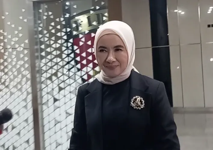 Ilustrasi: Eks Dirut Pertamina Nicke Widyawati usai diperiksa di Gedung Bundar Jampidsus Kejaksaan Agung, Rabu (7/5/2025). (Kompas)