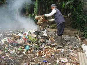 Cara Lapor Tetangga Bakar Sampah Agar Tak Seperti Kejadian di Depok