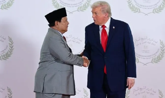 Presiden Prabowo Subianto dan Presiden Amerika Serikat Donald Trump dalam Konferensi Tingkat Tinggi Perdamaian Sharm El-Sheikh di Republik Arab Mesir, Senin (13/10/2025). (Dok. Biro Pers Sekretariat Presiden) 