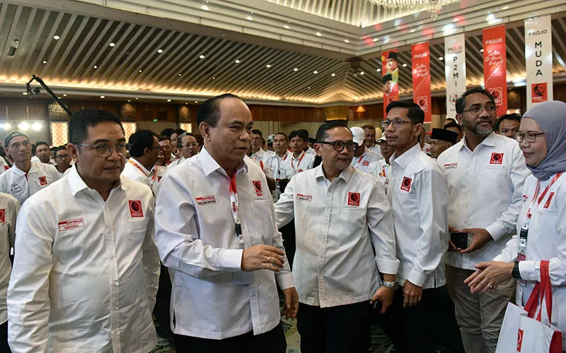 Ketua Umum (Ketum) relawan Pro Jokowi (Projo) Budi Arie Setiadi mengajak para relawan untuk mendoakan kesehatan Presiden ke-7 Joko Widodo. Ajakan ini disampaikannya usai mengetahui Jokowi tidak hadir dalam Kongres III Projo yang digelar di Grand Sahid Jaya, Sudirman, Jakarta Pusat, Sabtu (1/11/2025). Robinsar Nainggolan