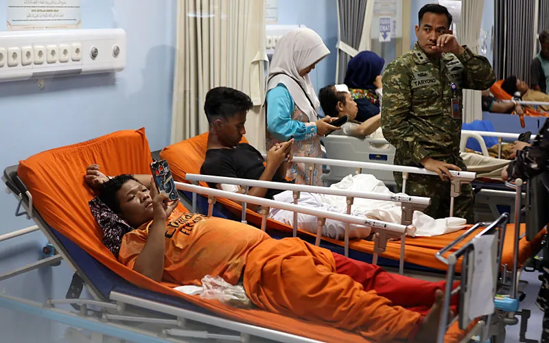 Ledakan di SMAN 72 Kelapa Gading, Jakarta Utara, sedikitnya mengakibatkan 54 korban luka ringan dan sedang. Sebagian korban dirawat di RS Islam Cempaka Putih dan RS Yarsi di Jakarta Pusat pada Jumat (7/11/2025) sore. Sebanyak 55 orang, yang mayoritas merupakan pelajar, menjadi korban dalam insiden ledakan tersebut. Robinsar Nainggolan