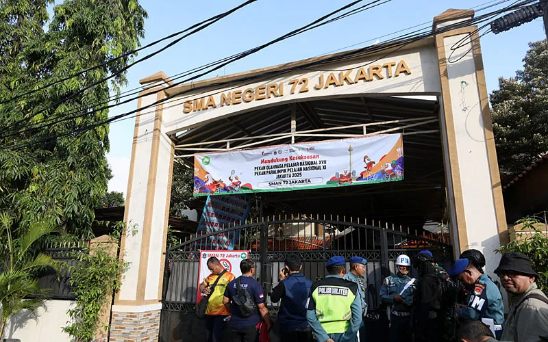 Ledakan di SMAN 72 Kelapa Gading, Jakarta Utara, sedikitnya mengakibatkan 54 korban luka ringan dan sedang. Sebagian korban dirawat di RS Islam Cempaka Putih dan RS Yarsi di Jakarta Pusat pada Jumat (7/11/2025) sore. Sebanyak 55 orang, yang mayoritas merupakan pelajar, menjadi korban dalam insiden ledakan tersebut. Robinsar Nainggolan