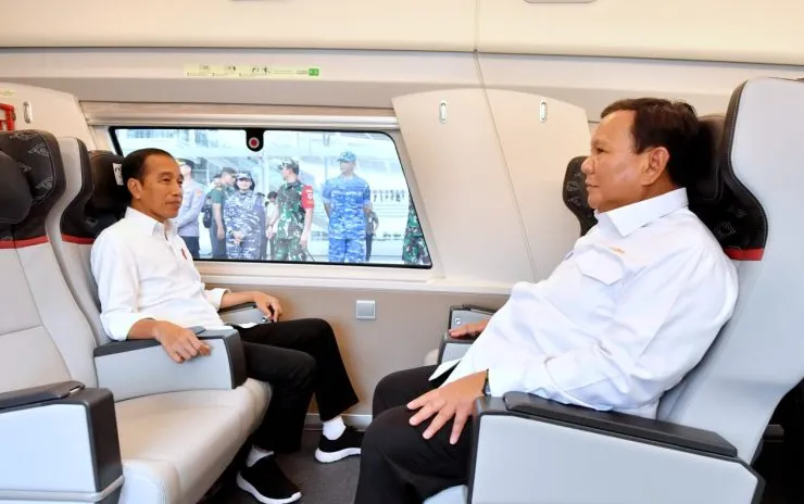 Presiden Prabowo Subiantao saat masih menjabat sebagai Menteri Pertahanan menjajal Kereta Cepat Jakarta-Bandung (KCJB) bersama Joko Widodo (Jokowi) saat masih menjabat Presiden, Selasa (19/9/2023). (Kemhan)