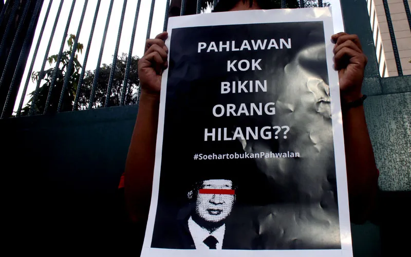 Sejumlah aktivis menggelar aksi damai di depan Kementerian Kebudayaan, Jakarta. Mereka menolak rencana gelar pahlawan nasional kepada mantan presiden Soeharto. Para aktivis yang tergabung dalam Gerakan Masyarakat Sipil Adili Soeharto (Gemas) melakukan aksi unjuk rasa di depan kantor Kementerian Kebudayaan, Jl Sudirman, Senayan, Jakarta Pusat, Kamis, (6/11/2025). Robinsar Nainggolan