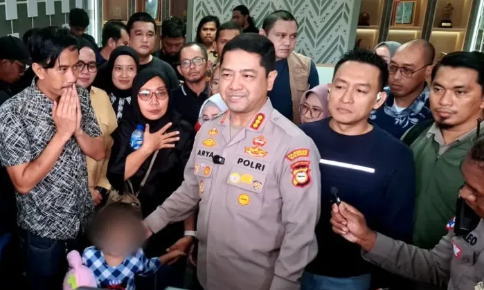 Kapolrestabes Makassar Arya Perdana (tengah) bersama anak korban Bilqis (tiga kiri) didampingi ayahnya Dwi Nurmas (dua kiri) saat penyerahan anak korban usai diselamatkan dari Provinsi Jambi atas kasus penculikan, di Kantor Mapolrestabes Makassar, Sulawesi Selatan, Minggu (9/11/2025). (Antara)