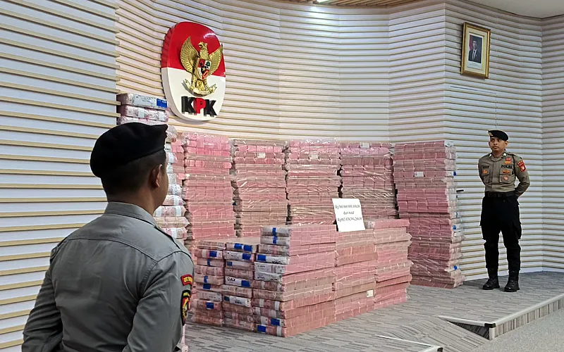 Komisi Pemberantasan Korupsi (KPK) memamerkan uang hasil rampasan dari koruptor senilai Rp 300 miliar dari total uang korupsi Rp 883.038.394.268. KPK pertama kalinya memamerkan uang sitaan dari koruptor saat jumpa pers, Kamis (20/11/2025). Plt Deputi Bidang Penindakan dan Eksekusi KPK Asep Guntur Rahayu mengatakan, pihaknya memamerkan uang hasil rampasan dari koruptor agar menciptakan efek jera serta memastikan bahwa uang hasil rampasan tersebut benar-benar diserahkan oleh KPK. Robinsar Nainggol