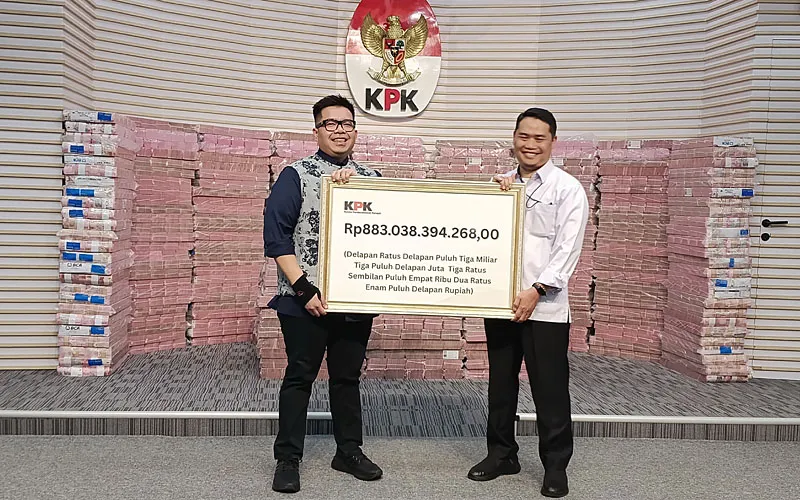 Komisi Pemberantasan Korupsi (KPK) memamerkan uang hasil rampasan dari koruptor senilai Rp 300 miliar dari total uang korupsi Rp 883.038.394.268. KPK pertama kalinya memamerkan uang sitaan dari koruptor saat jumpa pers, Kamis (20/11/2025). Plt Deputi Bidang Penindakan dan Eksekusi KPK Asep Guntur Rahayu mengatakan, pihaknya memamerkan uang hasil rampasan dari koruptor agar menciptakan efek jera serta memastikan bahwa uang hasil rampasan tersebut benar-benar diserahkan oleh KPK. Robinsar Nainggol