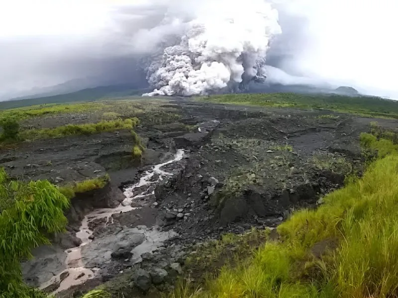 Erupsi Gunung Semeru yang terjadi pada Kamis (19/11/2025). Foto: Tugusatu/Youtube CCTV Semeru