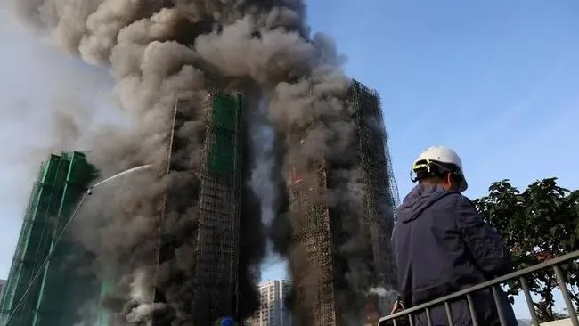 Kebakaran Dahsyat 7 Apartemen Hong Kong, Dua WNI Dikabarkan Tewas. (detik).