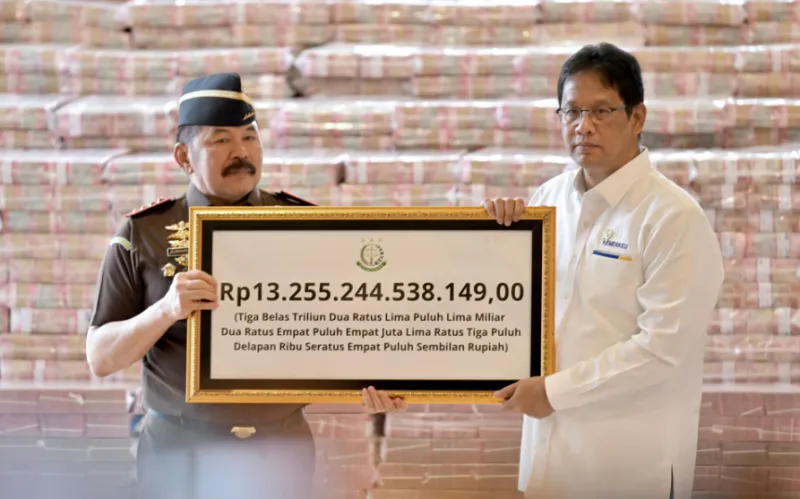 Menteri Keuangan (Menkeu) Purbaya Yudhi Sadewa dan  Jaksa Agung ST Burhanuddin saat serah terima uang pengganti kerugian negara sebesar Rp13,255 triliun dalam kasus tindak pidana korupsi pemberian fasilitas ekspor Crude Palm Oil (CPO). Acara ini dilakukan di Gedung Utama Kompleks Kejaksaan Agung RI pada Senin (20/10/2025). (Dok. Kemenkeu)