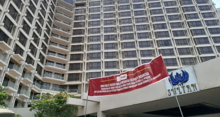 Pemasangan spanduk aset milik negara oleh pihak pengelola GBK di kawasan Hotel Sultan, Rabu (4/10/2023).  (Bisnis)