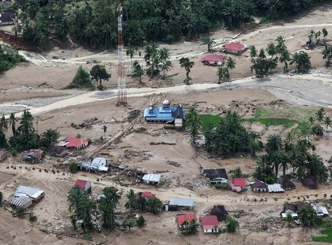 Badan Nasional Penanggulangan Bencana (BNPB) melaporkan 74 orang meninggal dunia di Kabupaten Agam, Provinsi Sumatera Barat, akibat bencana cuaca ekstrem yang menyebabkan banjir dan longsor. (REUTERS/Willy Kurniawan)