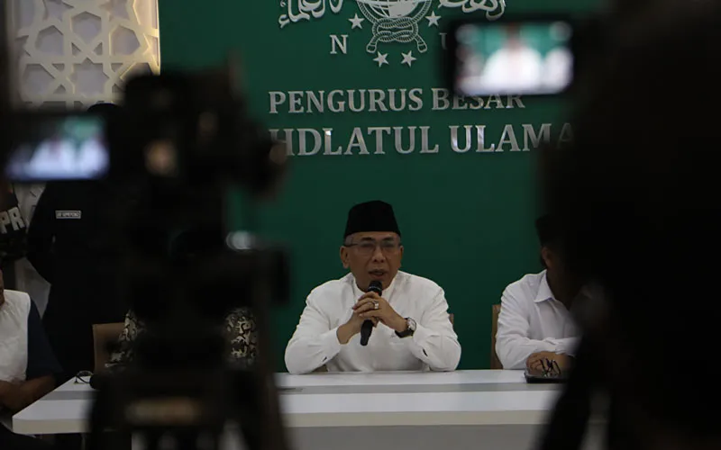 Gus Yahya (KH Yahya Cholil Staquf), Ketua Umum PBNU, memberikan beberapa keterangan penting kepada media di Kantor PBNU, Jakarta pada Rabu (3/12/2025), terutama terkait konflik internal PBNU mengenai posisinya sebagai ketua umum. Konferensi pers tersebut bertujuan untuk menjelaskan perkembangan internal organisasi kepada publik, yang dipicu oleh keputusan rapat harian Syuriah PBNU. Robinsar Nainggolan