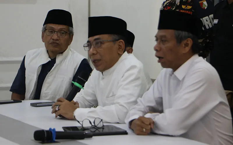 Gus Yahya (KH Yahya Cholil Staquf), Ketua Umum PBNU, memberikan beberapa keterangan penting kepada media di Kantor PBNU, Jakarta pada Rabu (3/12/2025), terutama terkait konflik internal PBNU mengenai posisinya sebagai ketua umum. Konferensi pers tersebut bertujuan untuk menjelaskan perkembangan internal organisasi kepada publik, yang dipicu oleh keputusan rapat harian Syuriah PBNU. Robinsar Nainggolan