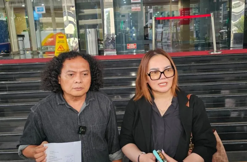 Linda Susanti bersama kuasa hukumnya Deolipa Yumara usai melapor ke Dewas KPK (Poskota)