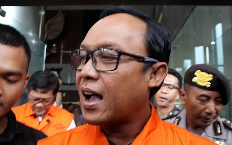 Komisi Pemberantasan Korupsi (KPK) menetapkan Bupati Lampung Tengah Ardito Wijaya sebagai tersangka, usai operasi tangkap tangan (OTT) yang digelar pada Selasa dan Rabu (9-10/12/2025). Dalam kasus ini, tersangka diduga mematok fee sebesar 15-20 persen untuk setiap proyek di lingkungan Pemkab Lampung Tengah. Robinsar Nainggolan