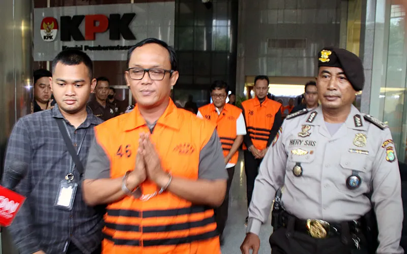 Komisi Pemberantasan Korupsi (KPK) menetapkan Bupati Lampung Tengah Ardito Wijaya sebagai tersangka, usai operasi tangkap tangan (OTT) yang digelar pada Selasa dan Rabu (9-10/12/2025). Dalam kasus ini, tersangka diduga mematok fee sebesar 15-20 persen untuk setiap proyek di lingkungan Pemkab Lampung Tengah. Robinsar Nainggolan
