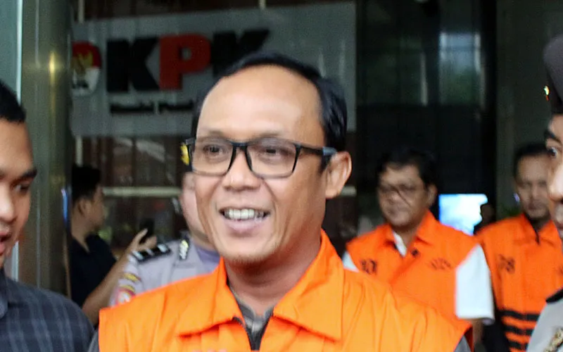 Komisi Pemberantasan Korupsi (KPK) menetapkan Bupati Lampung Tengah Ardito Wijaya sebagai tersangka, usai operasi tangkap tangan (OTT) yang digelar pada Selasa dan Rabu (9-10/12/2025). Dalam kasus ini, tersangka diduga mematok fee sebesar 15-20 persen untuk setiap proyek di lingkungan Pemkab Lampung Tengah. Robinsar Nainggolan