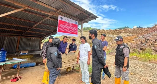 Petugas Gakkum KLH/BPLH di salah satu lokasi perusahaan pertambangan yang disegel karena diduga menyebabkan sedimentasi DAS Batang Kuranji dan memperparah banjir di Sumbar. (Antara)